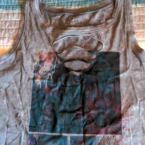 Torrid LoveSick Gray Wash Front Slash Palm Dreams Graphic Tank Top, size 0x - Picture 6 of 12